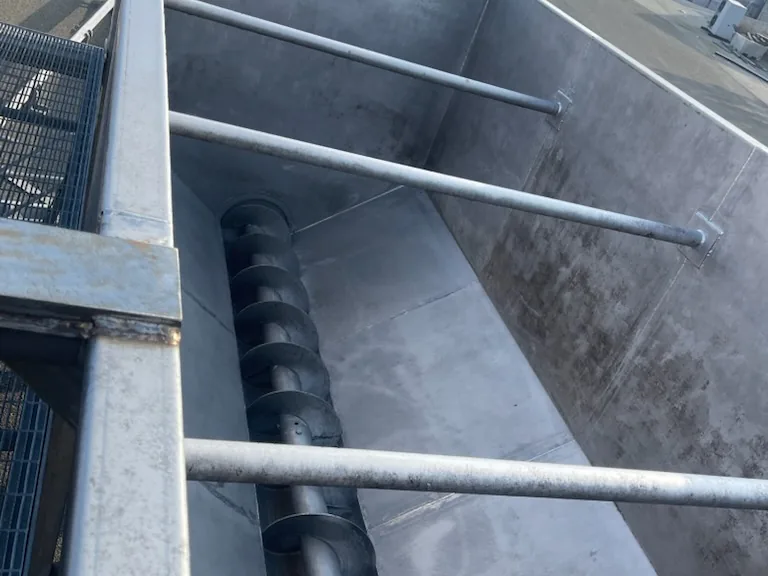 Feed hopper with auger