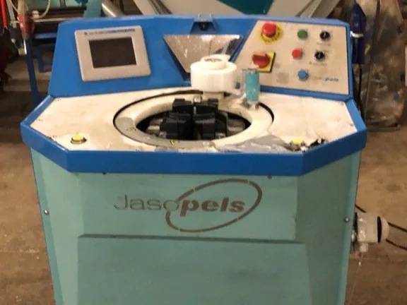 Wrapping machine for pelting supplies